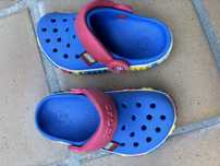Crocs azul de criança
