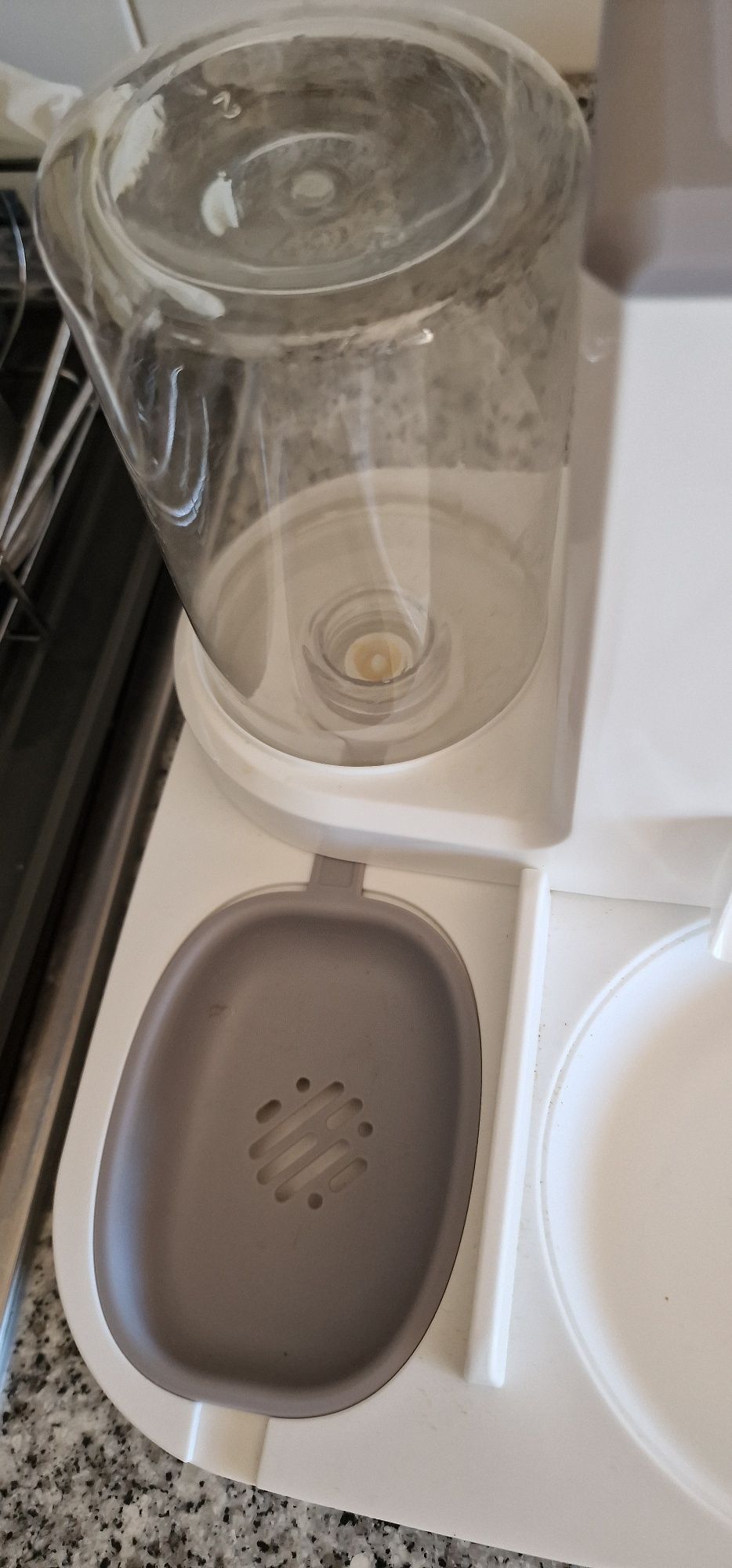 Dispensador ração e água