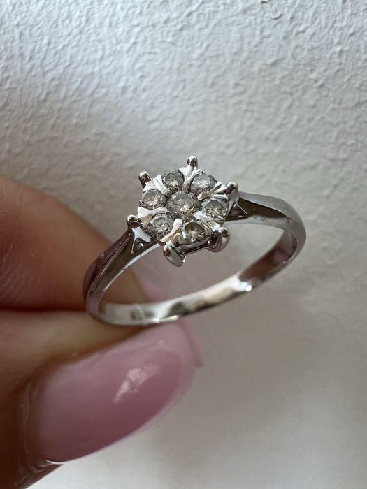 Изысканное золотое кольцо с бриллиантами