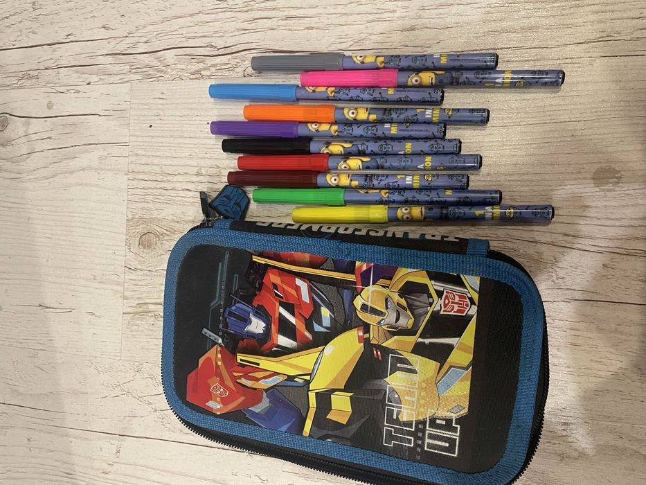 Piórnik chłopięcy i flamastry