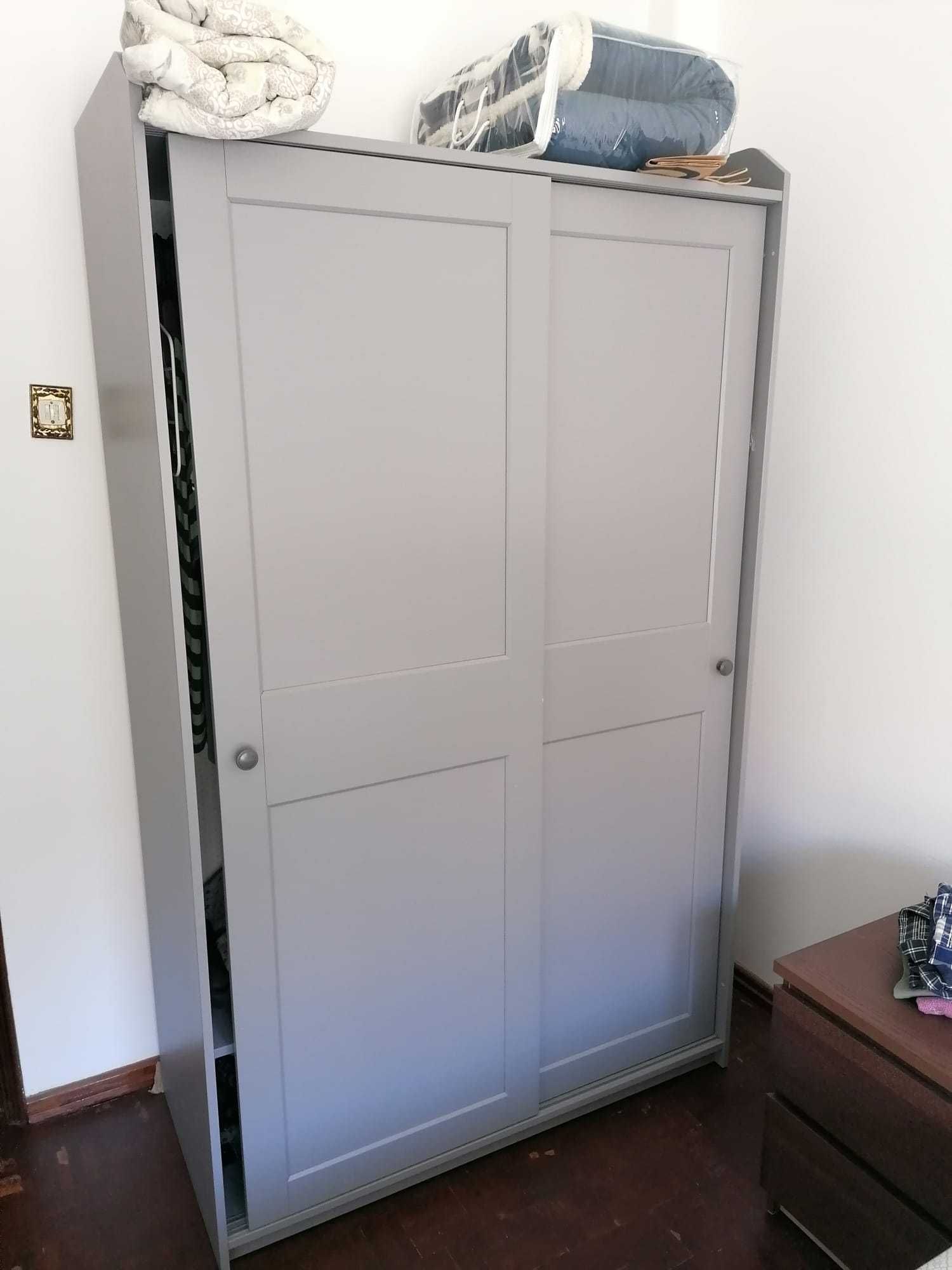 Roupeiro Ikea HAUGA
Roupeiro c/portas deslizantes, cinz, 118x55x199 cm