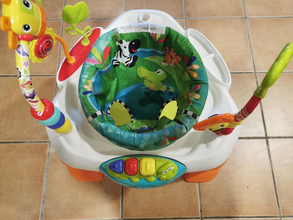 Saltador e Mesa de actividades Bright Starts