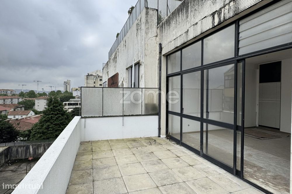 Loja no R/Ch Logradouro e Cave, na Rua Santos Pousada – Porto.