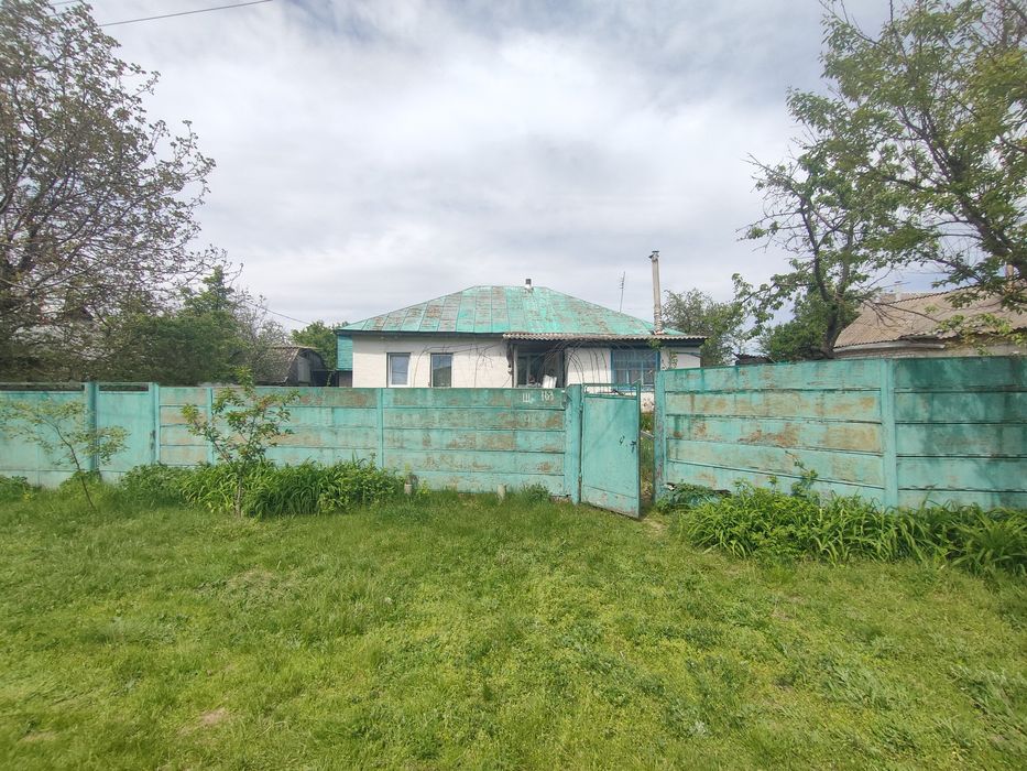 Гарний дім поряд з річкою в с.Брусилів