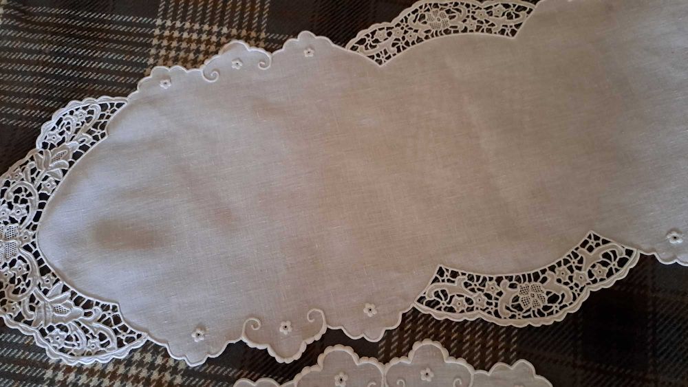 Naperons (3) em linho "Bordado Manual da Lixa"