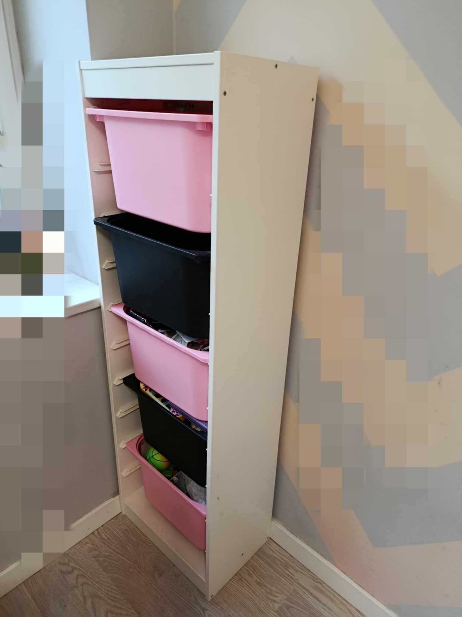 regał Ikea Trofast z pojemnikami