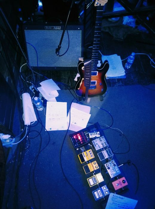 Уроки гітари на студії звукозапису.