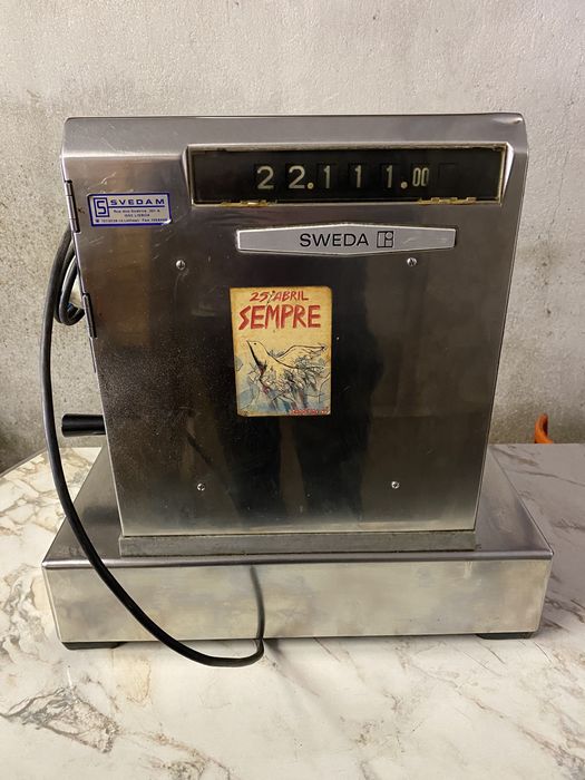 Antiga caixa registradora marca Sweda em aço inoxidável