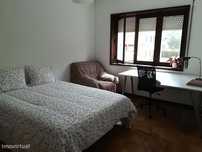 76667 - Quarto com cama de casal em apartamento...