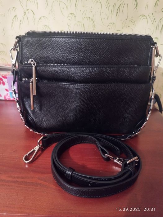Дуже гарна вмістка сумочка