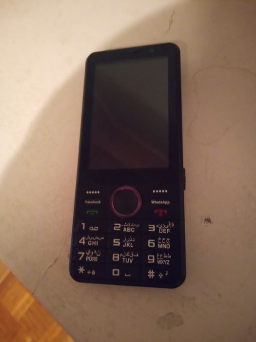 Maly smartfon z klawiatura.