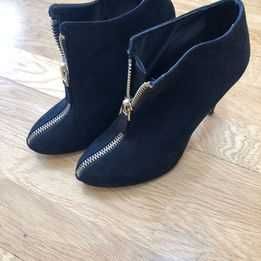 Botim preto (Zara)