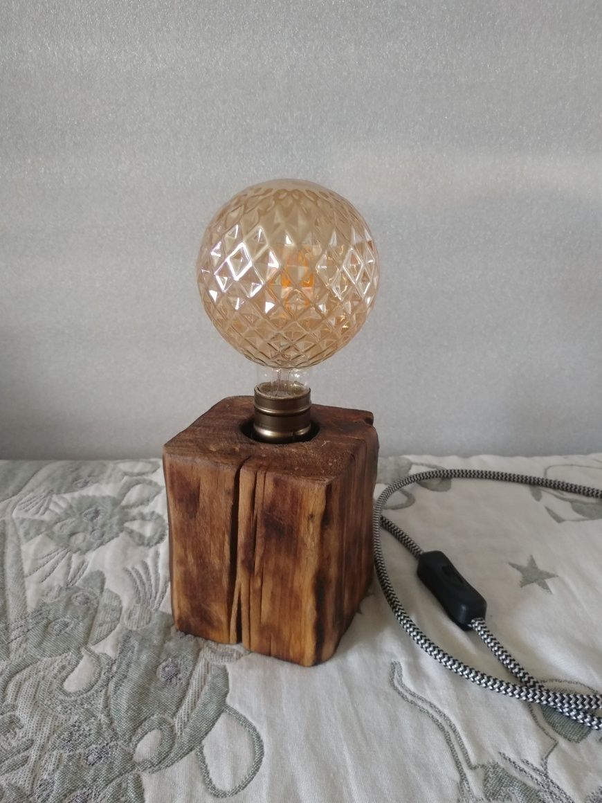 Настольна лампа з дерева