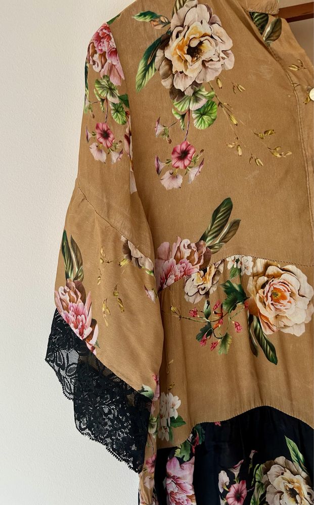 Vestido florido com renda nos braços