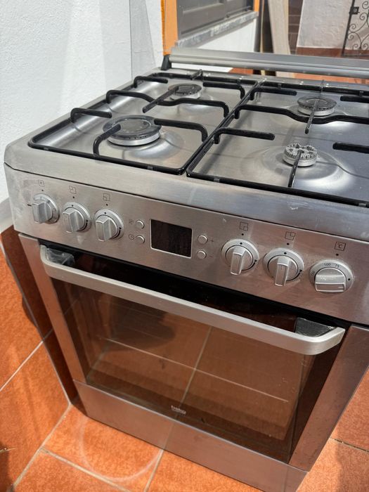 Fogão a gás com forno elétrico