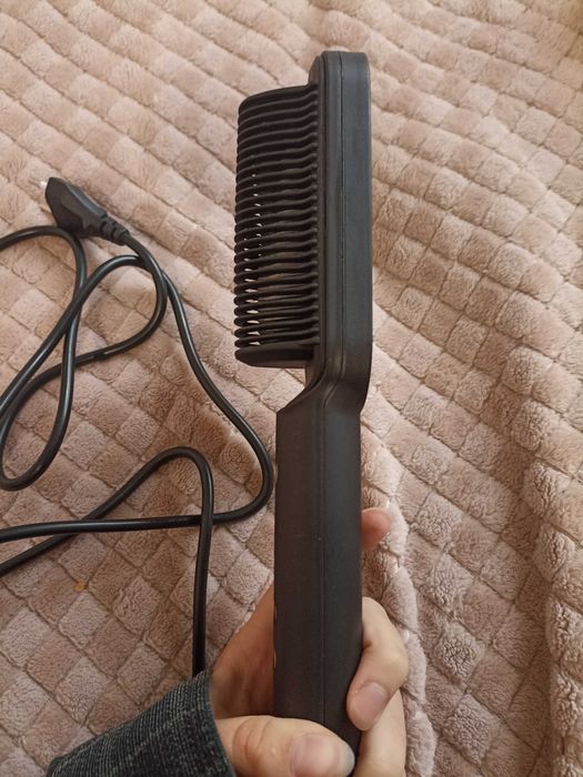Розчіска - вирівнювач для волосся.