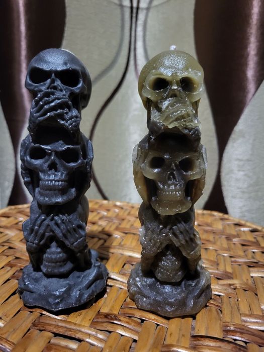 Свеча с черепами (ручная работа)