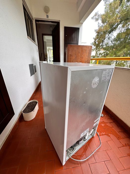 Vendo frigobar muito bom