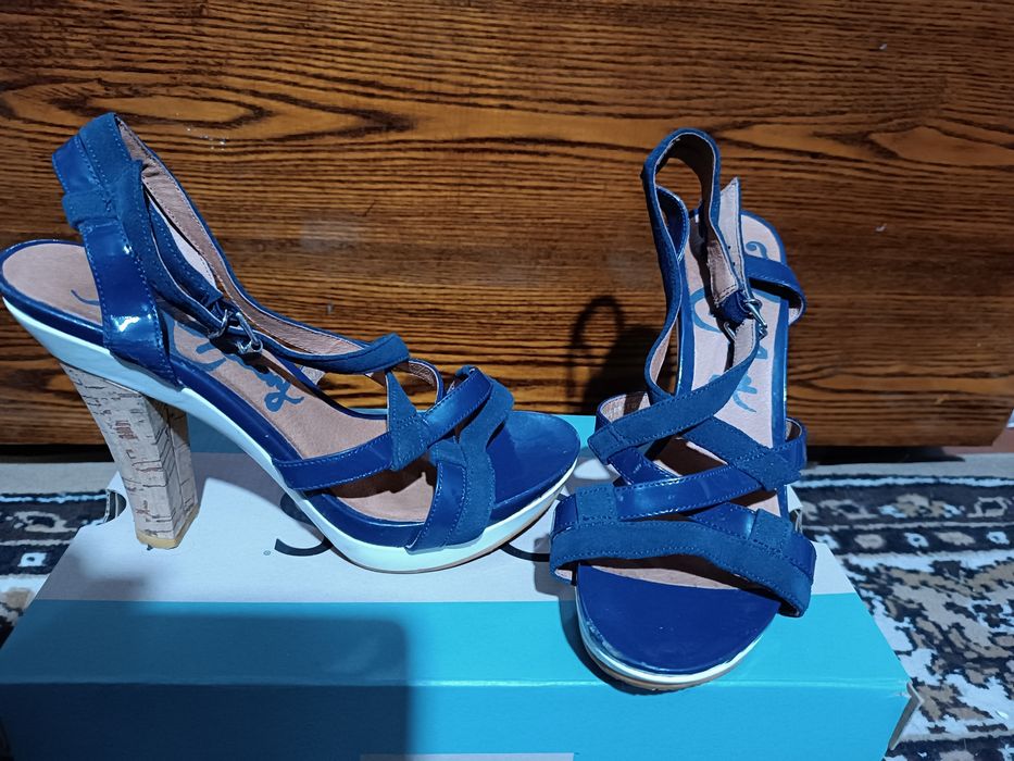 Босоніжки на високих підборах