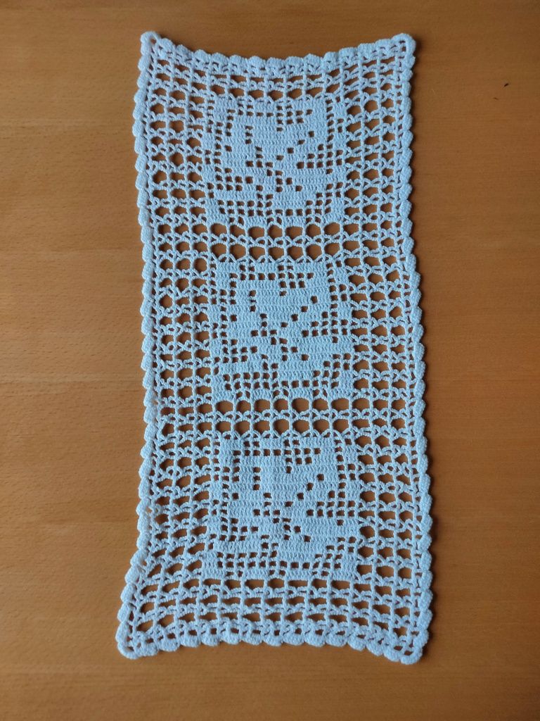 Conjunto de naperons em crochê.