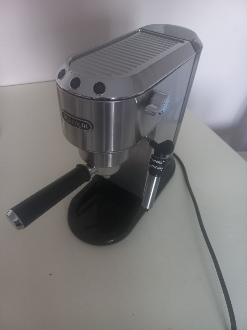 Ekspres Kolbowy DELONGHI EC685..M