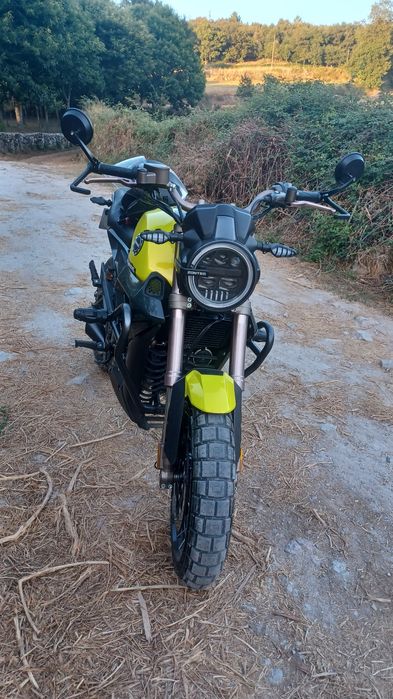 Zontes 125 com documentos