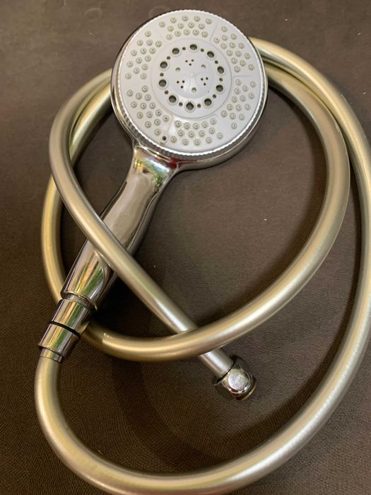 Сантехника - смеситель для ванной, душевой шланг с лейкой с держателем