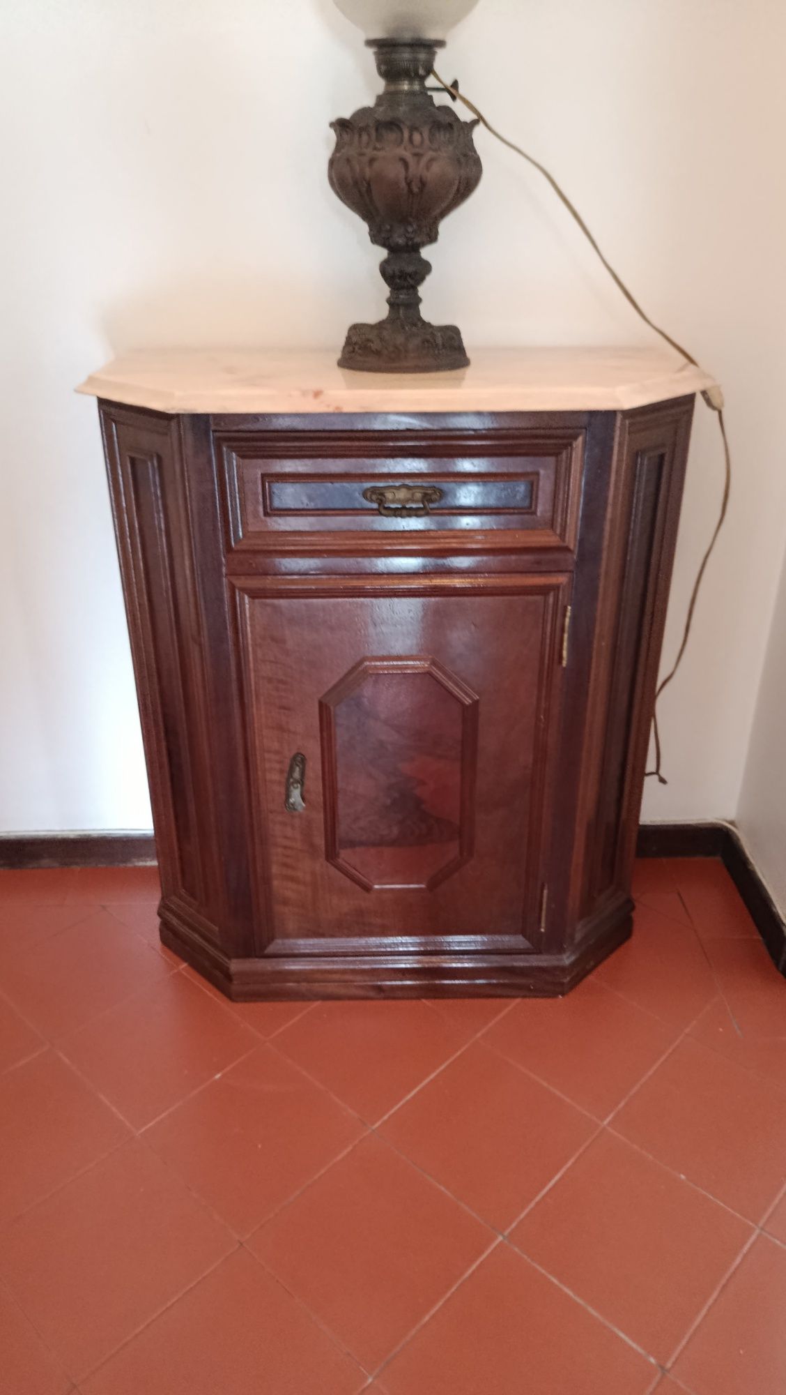 Armários de corredor em madeira maciça e mármore
