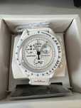 Omega x Swatch SO33W700 Snoopy – Premiera Online z Dostawą PL