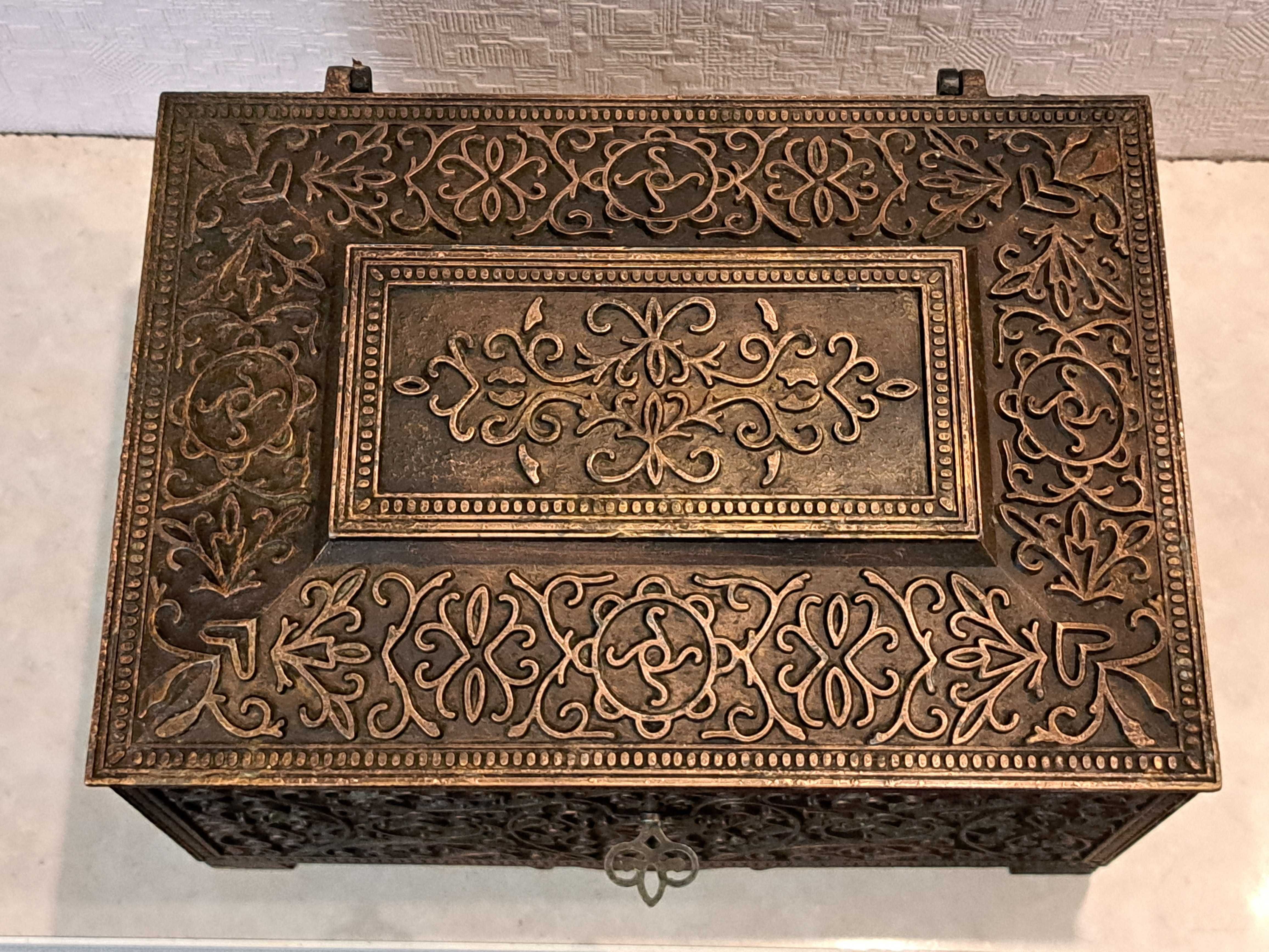 Бронзовая шкатулка коллекционная СССР, ларец - силумин. медь 80г.