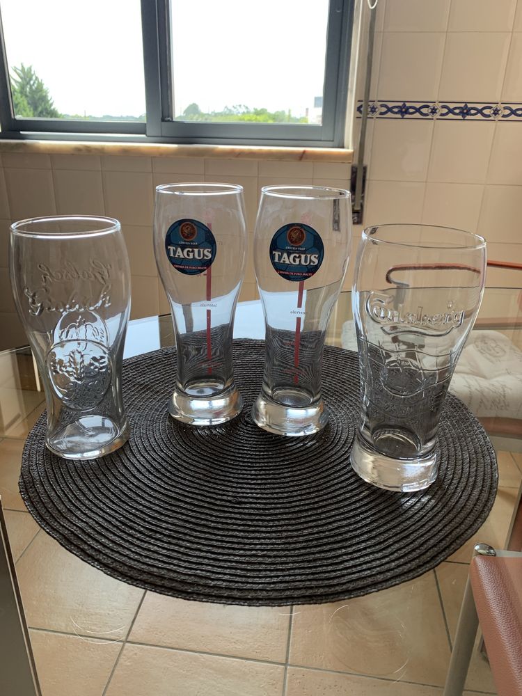 4 Copos  altas para cerveja ou bebidas com suporte
