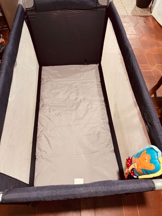 Cama de bebê desmontável como nova