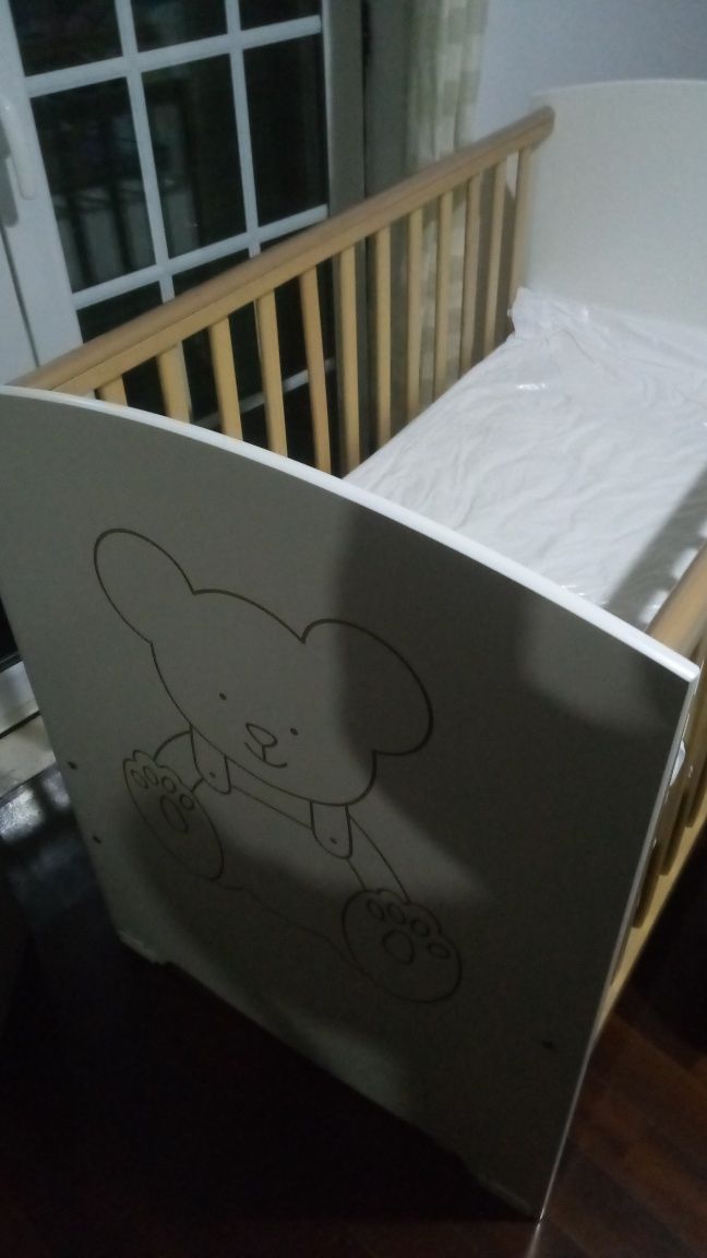 Cama de bebê mais colchão e carrinho de bebe.