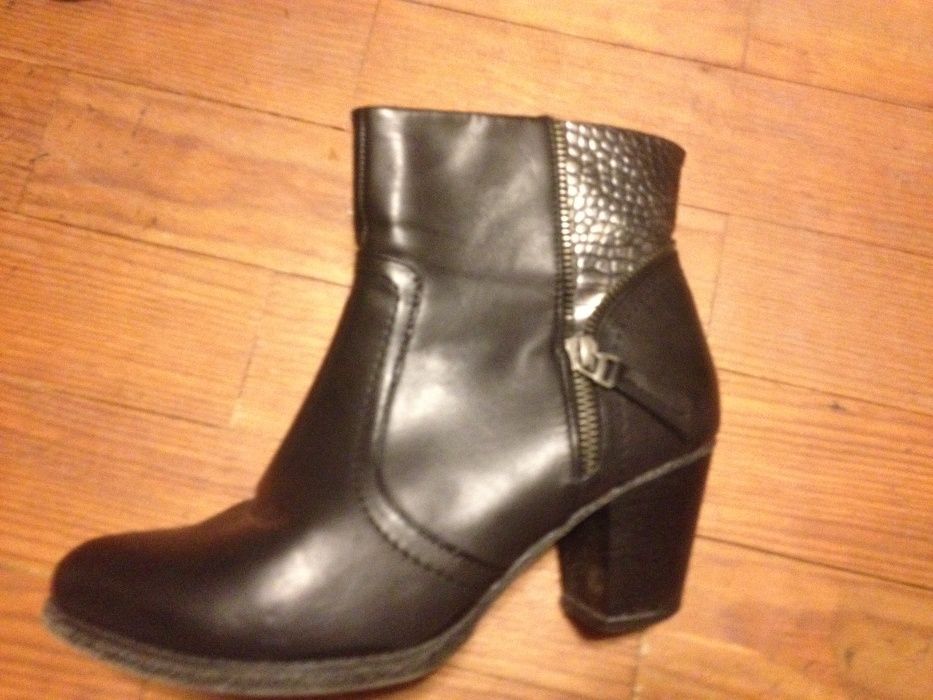 Várias botas de senhora