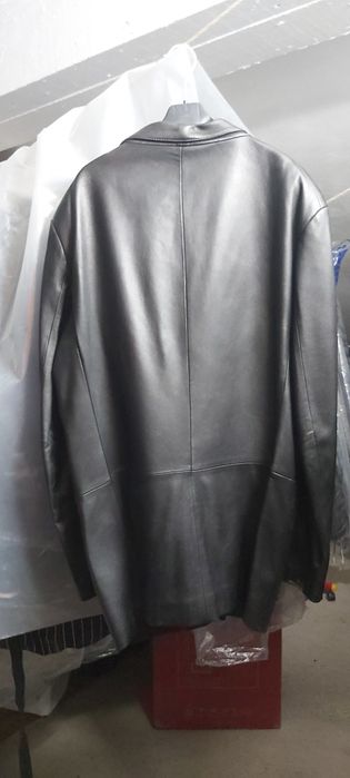 20€- Casacão de couro preto de homem