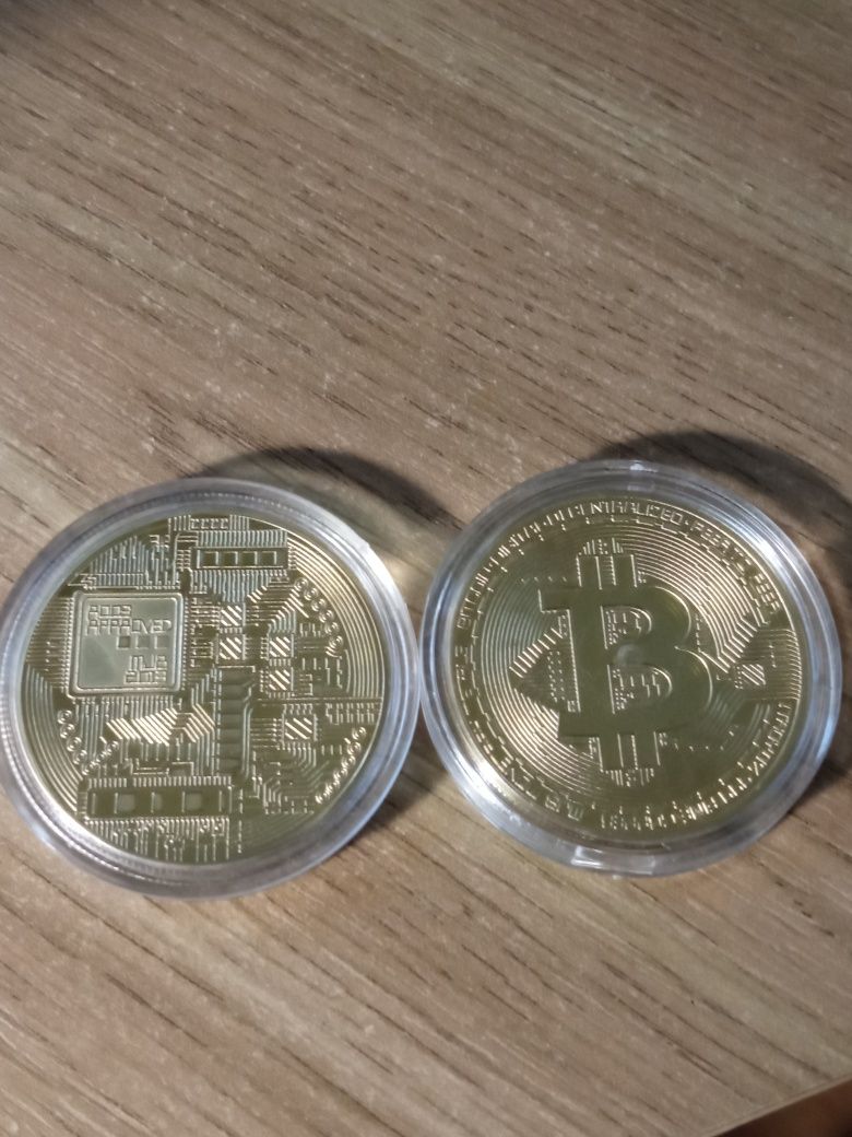 Bitcoin золотого кольору в чохлі для колекціювання