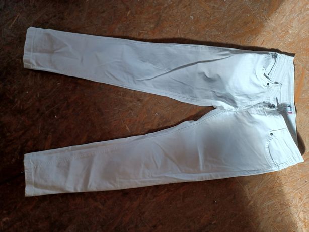 Białe jeansy biodrówki