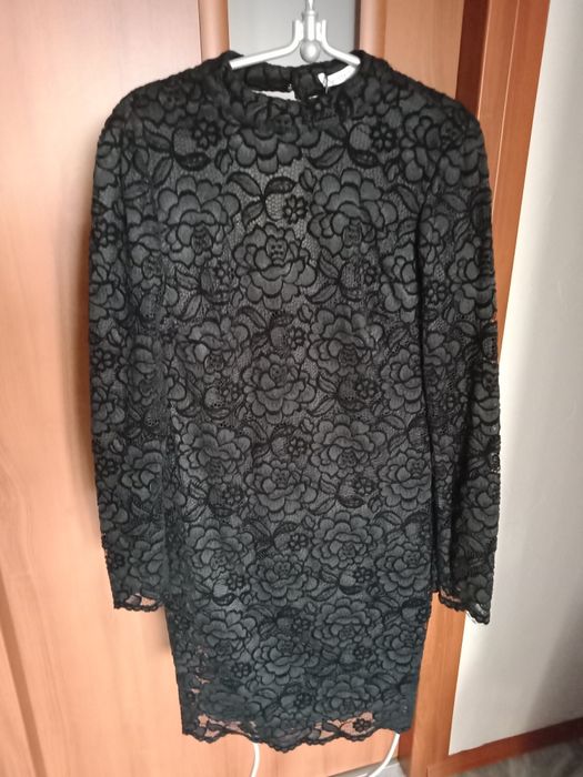Reserved czarna sukienka z koronką dekolt