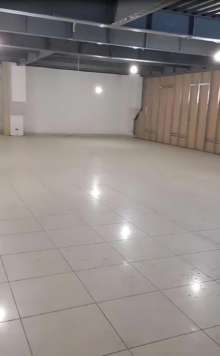 Склад 220 м2 з підйомним майданчиком