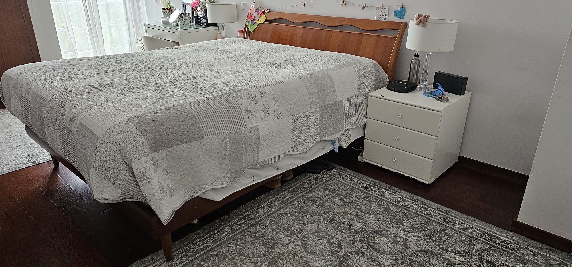 Conjunto de Cama, mesinhas de cabeceira e cómoda em bom estado