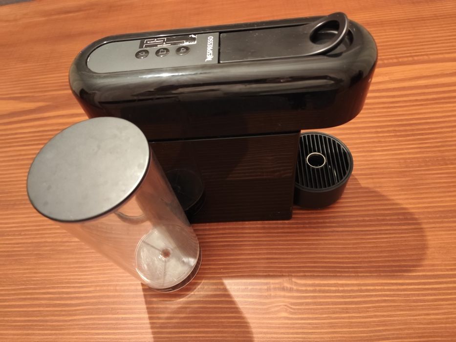 Maquina de Café cápsulas Nespresso Essenza Plus
