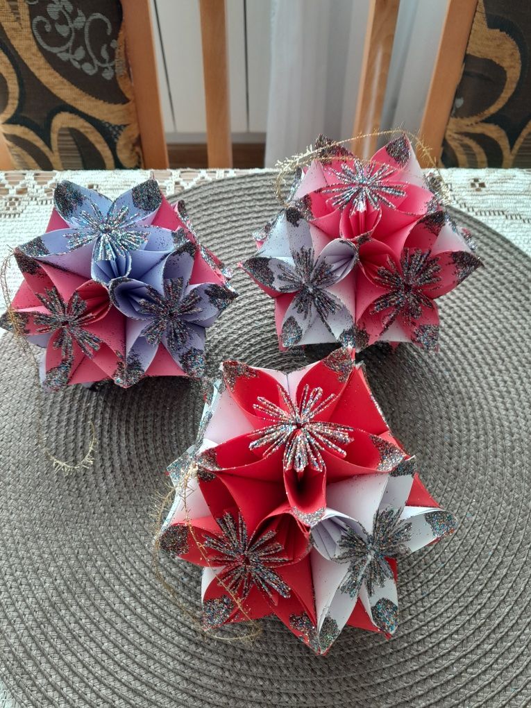 Kwiatek kusudama zrobiony z papieru i posypany brokatem  można powiesi