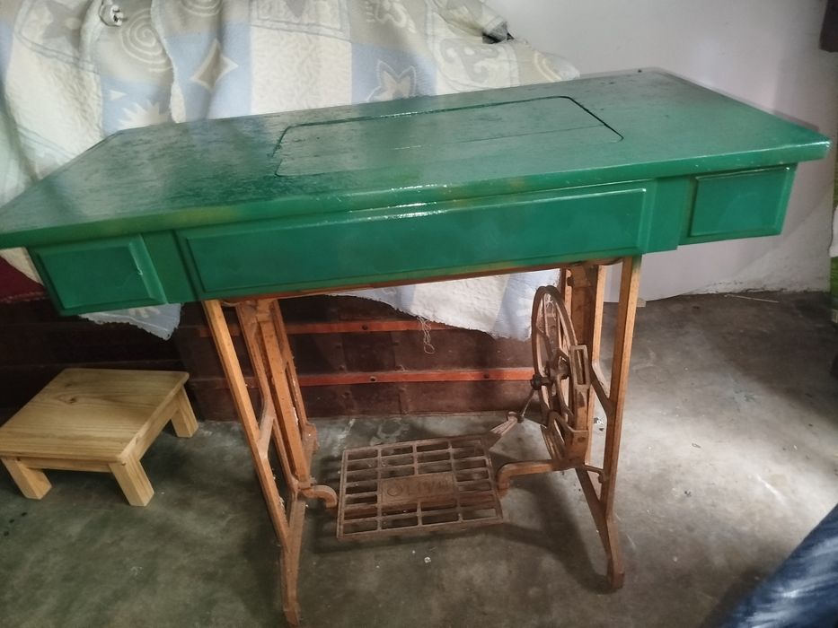 Móvel de máquina de costura