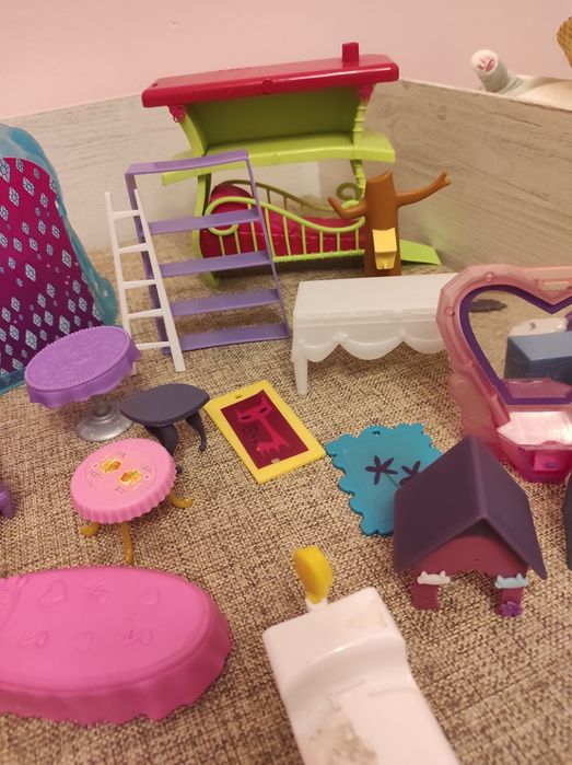 Akcesoria do domku dla lalek lózka krzesła stoły obrazy itp