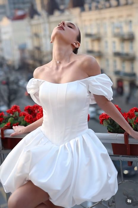 Коротка корсетна весільна сукня