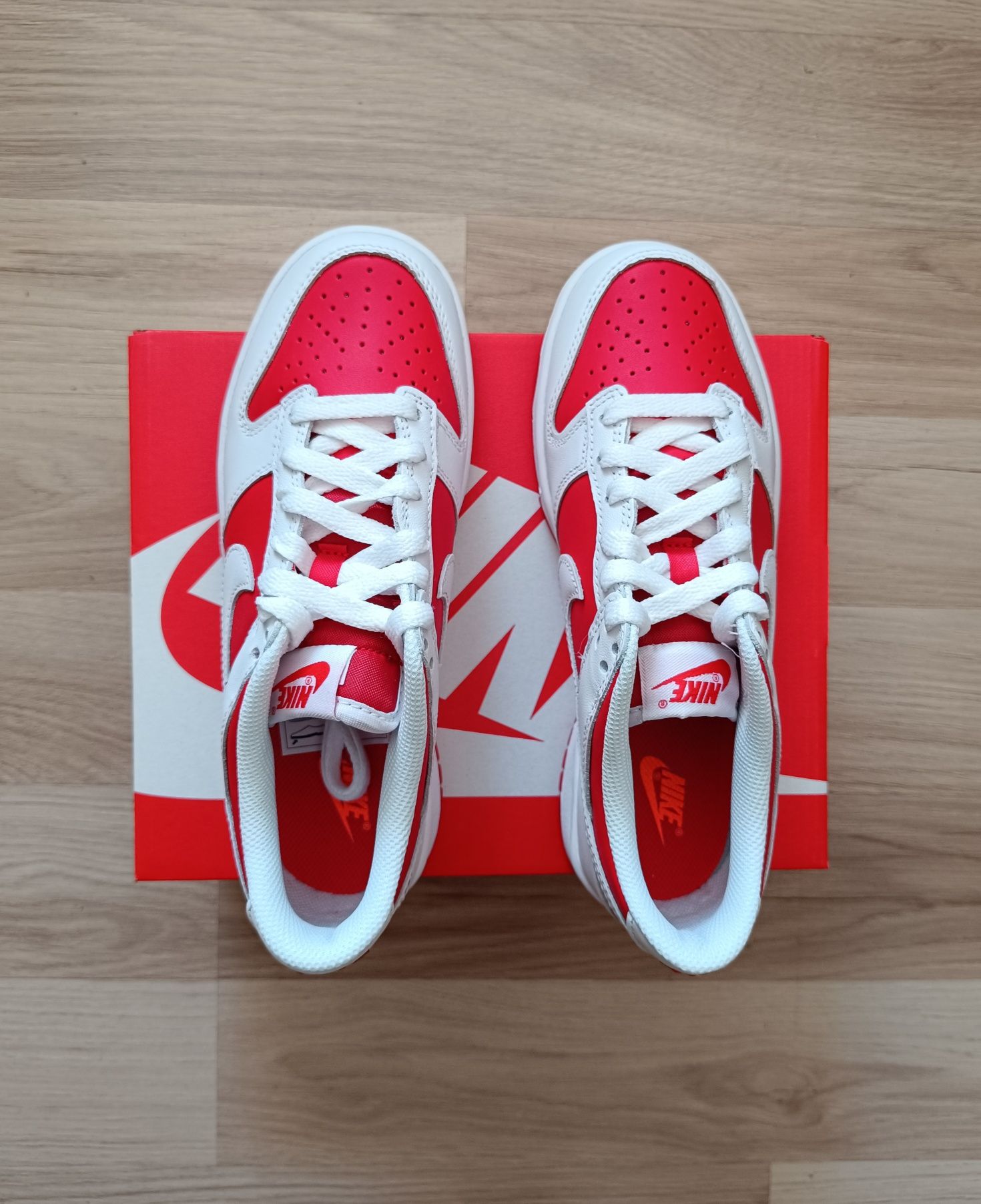 Buty damskie Nike Dunk Low Championship Red GS r. 37,5