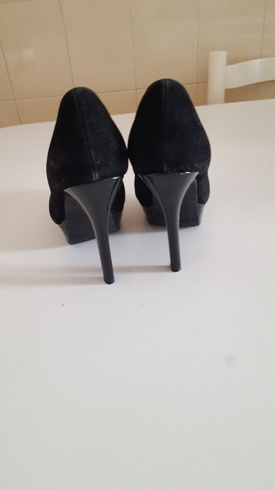 Sapatos pretos tamanho 37