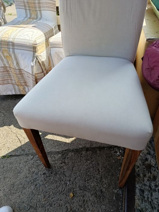 Krzesła drewniane z pokrowcem