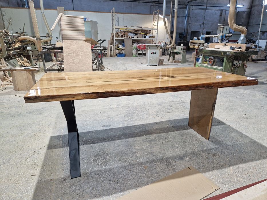 Mesa madeira maciça em Carvalho com resina epoxi