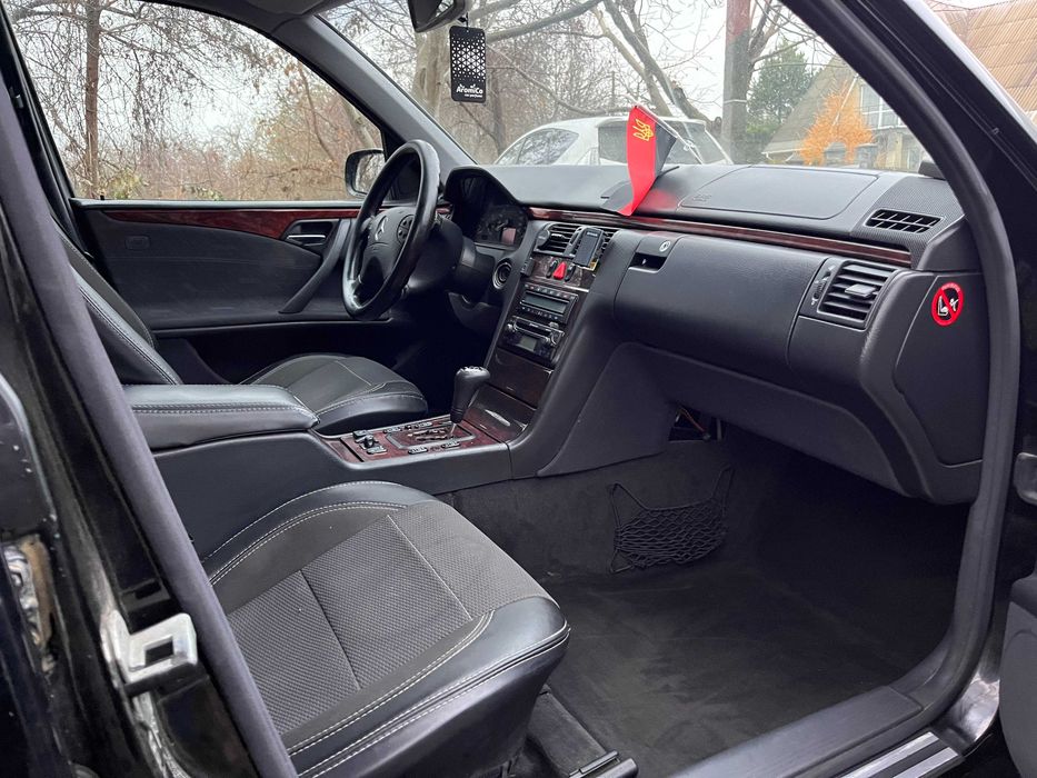 Mercedes E200 (W210) 2.0 л, газ/бензин, автомат